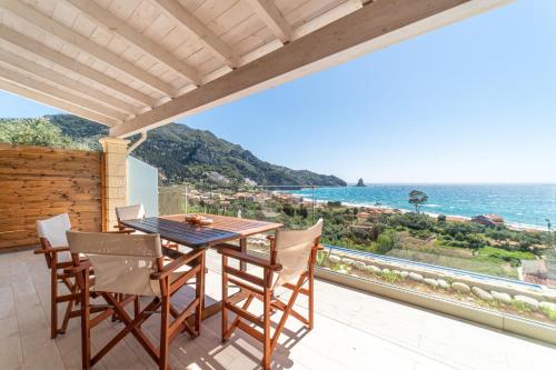 阿齐欧斯·贡多斯Lido Paradise Apartments Corfu的海景阳台上的桌椅