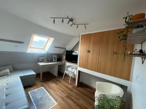 瑟堡Appartement type loft avec terrasse的小型客厅配有桌子和书桌