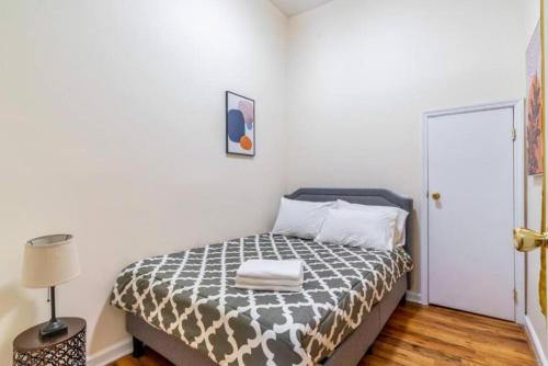 纽约Splendid 2 Bedroom apartment in NYC!的一间卧室配有一张带黑白色棉被的床