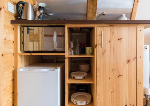 雅茅斯Eco Pod 1 At Tapnell Farm的一个带木制橱柜和水槽的厨房