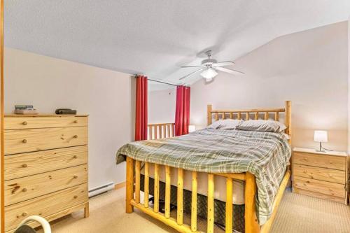 坎莫尔Canmore Mountain view loft apartment heated outdoor pool的一间卧室配有木床和梳妆台
