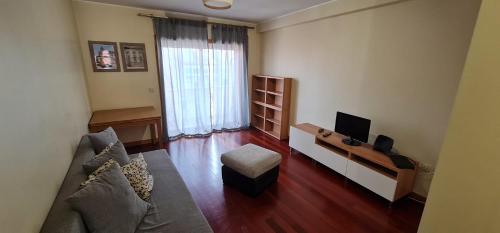 波尔图Azulejos Apartment的带沙发和电视的客厅
