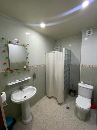 Dar el BeïdaHostel Apart的一间带卫生间、水槽和镜子的浴室