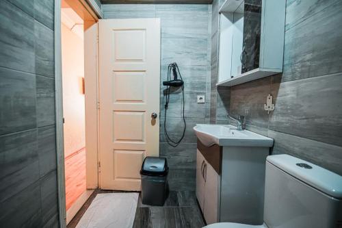 伊斯坦布尔SAHRA OTEL的一间带卫生间和水槽的小浴室