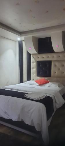 勒克瑙S R HOTEL & RESTAURANT的卧室配有一张白色大床和床头板