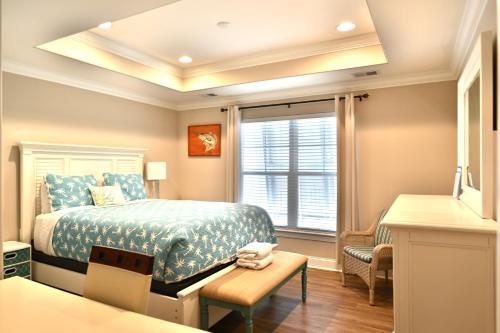 默特尔比奇Spacious House near the Beach 300的一间卧室设有一张床、一个窗口和一张桌子