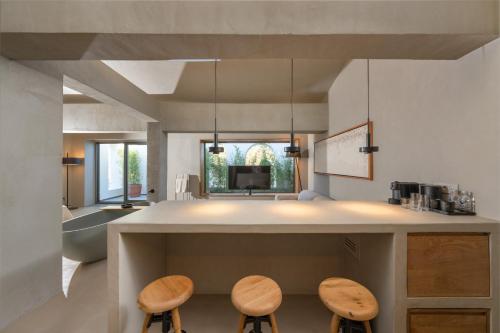 费特希耶Roome的厨房配有2张凳子和台面