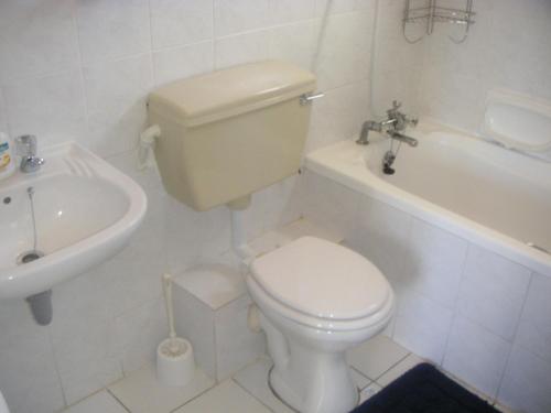 杰弗里湾Waterside Living CL16的白色的浴室设有卫生间和水槽。