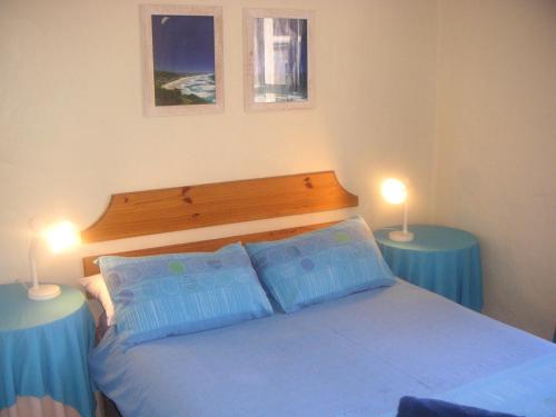 杰弗里湾Waterside Living CL16的一间卧室配有一张床和两张台灯。