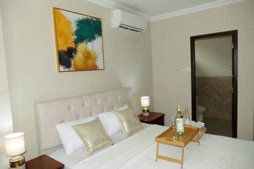 瓜亚基尔Vacation Family Dept 2 Via Costa American Consulate的卧室配有一张白色的大床和一张桌子