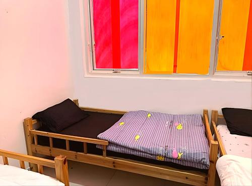 阿布扎比Corniche AD - For Males "Peaceful Bed Space"的配有2扇窗户的客房内的1张床