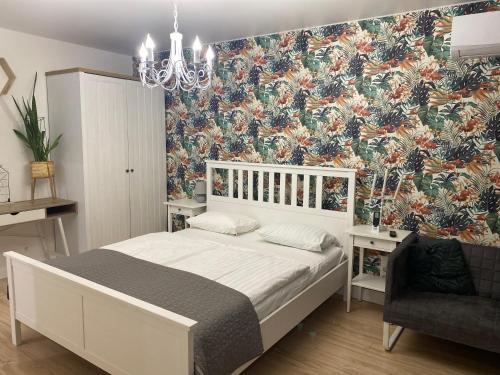 日托米尔Best apartments on Lyatoshinsky street的一间卧室配有一张床和花卉壁纸