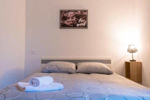 Le petit Lodge的一间卧室配有一张床,上面有两条毛巾