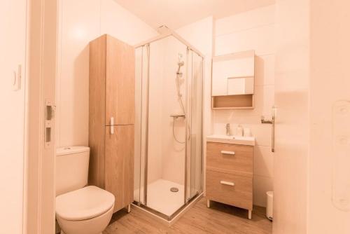 Le petit Lodge的白色的浴室设有卫生间和淋浴。