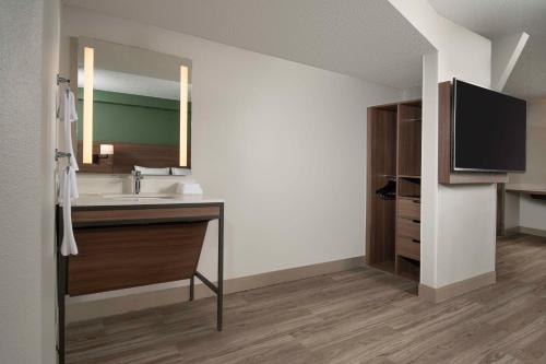 森特尼尔丹佛技术中心凯悦嘉轩酒店的一间带水槽和大镜子的浴室