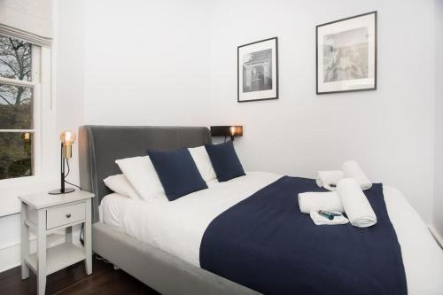 巴斯River View House Cleveland Bridge的一间卧室配有一张带蓝色和白色枕头的床