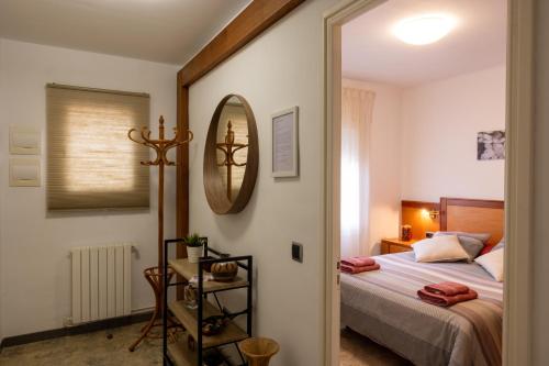 圣伊拉里奥-萨卡尔姆Ca la Pauleta的一间卧室配有一张床和镜子