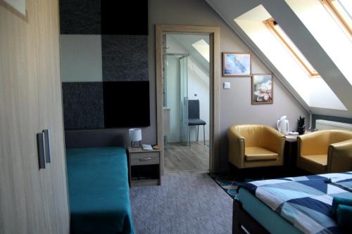 奥拉夫斯基波扎莫克APARTMÁNY PIETRO的一间酒店客房,配有一张床和一台电视