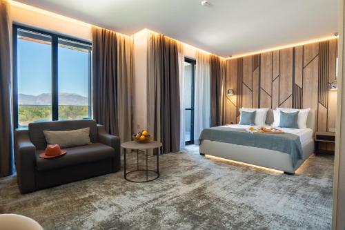 帕维尔巴尼亚Atmosphere Balneo Hotel & SPA的配有一张床和一把椅子的酒店客房