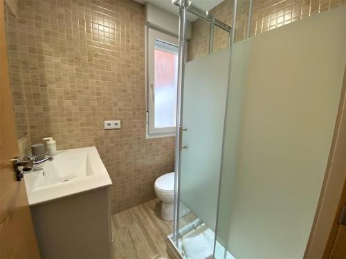 莱昂Housingleon- Camino de Santiago by Bike I y II的浴室配有卫生间、盥洗盆和淋浴。