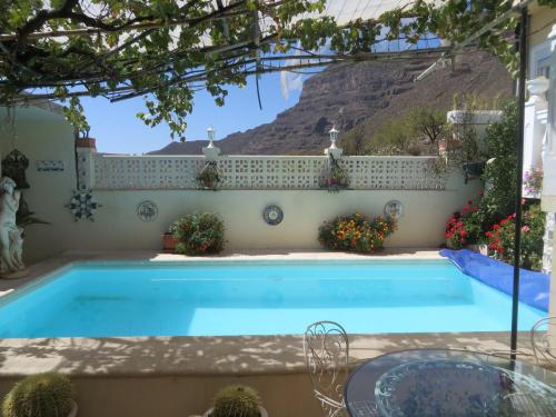 圣巴托洛梅Finca Cortez Apartment 4的一座位于庭院内的游泳池,庭院内有山地背景