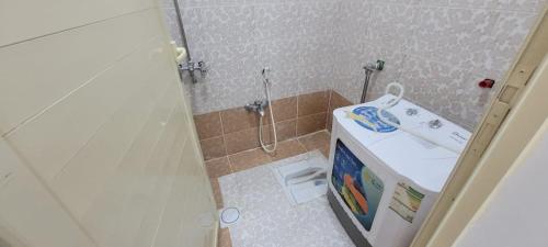 布赖代درة نجد ببريده 2的一间带水槽和淋浴的小浴室