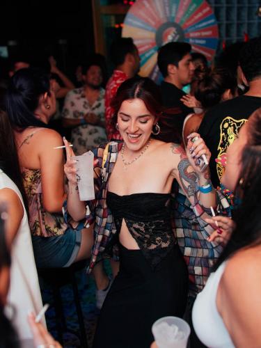 利马The Point Miraflores - Party Hostel的一群人在派对上跳舞的女人