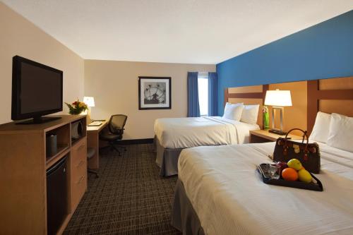 多伦多加拿大多伦多最具价值旅馆的酒店客房设有两张床和一台平面电视。