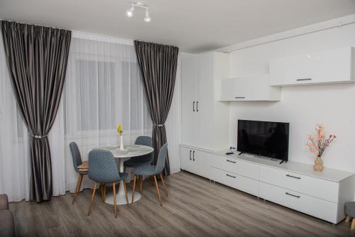 巴亚马雷Maria's Premium Suite的客厅配有桌子和电视