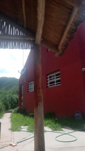 San RoqueLa Morada的红色的房子,有红色的墙壁和一座建筑