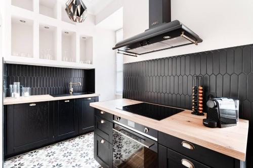 希农Le 107Chinon的厨房配有黑色橱柜和台面
