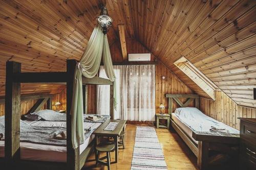 索瓦塔Csodál-Lak的小木屋内一间卧室,配有两张床