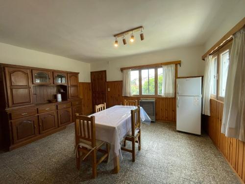 圣卡洛斯-德巴里洛切Hermosa casa zona céntrica Bariloche的厨房配有白色的桌子和冰箱。