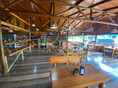圣若泽-杜斯奥森蒂斯Altos da Serra的餐厅设有木凳和桌椅