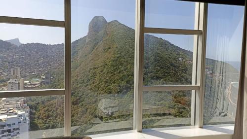 里约热内卢Hotel Nacional的窗户享有山景。