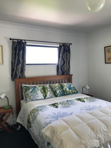 汉默温泉Woodbank Road Escape的一间卧室设有一张大床和窗户