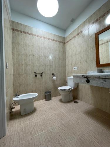 普拉亚布兰卡Casa Mic&ele的一间带卫生间和水槽的浴室