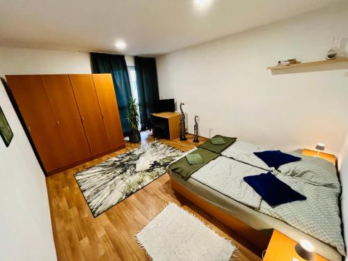 科马尔诺JÓKAI Apartman的一间卧室配有一张床,铺有木地板