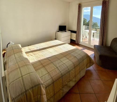 莫内利亚鲁里沃艾尔梅尔度假农庄的卧室配有床、椅子和窗户。