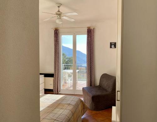 莫内利亚鲁里沃艾尔梅尔度假农庄的卧室配有床、椅子和窗户。