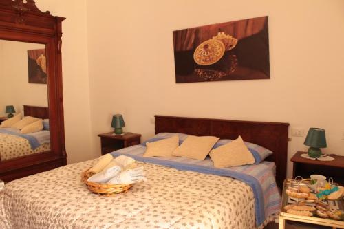 FlorinasSu Rosariu的一间卧室,配有一张带篮子的床