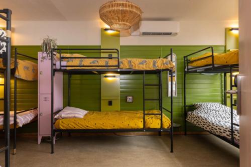 鹿特丹阿尼&哈克恩旅馆的一间设有三张双层床的客房