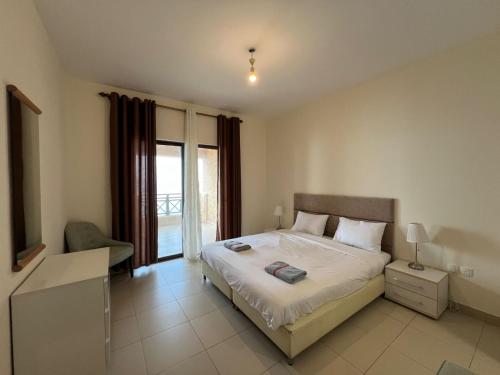 索瓦马E13 Samarah Resort Apartment的一间带大床的卧室和一个阳台
