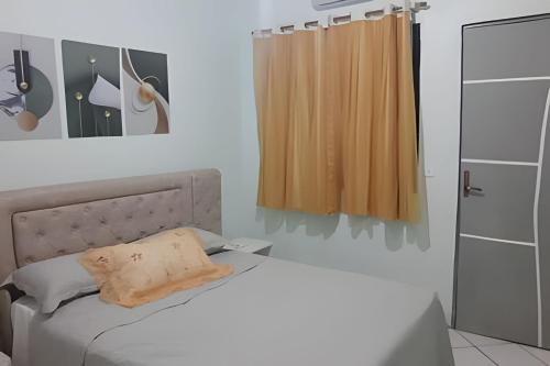波多韦柳Pousada Souza Familiar的卧室配有白色的床和窗户。