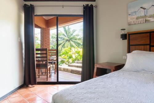 曼努埃尔安东尼奥Bongo - Adults Only的一间卧室配有一张床,享有庭院的景色