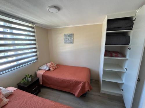 奥索尔诺Departamento nuevo con perfecta ubicación的一间卧室配有两张单人床和一个衣柜