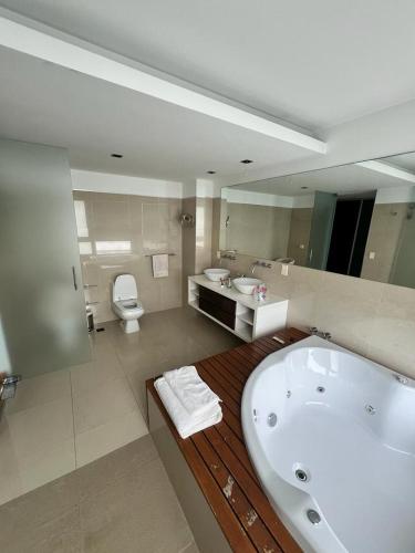 埃斯特角城Penthouse Villa brava的带浴缸、卫生间和盥洗盆的浴室