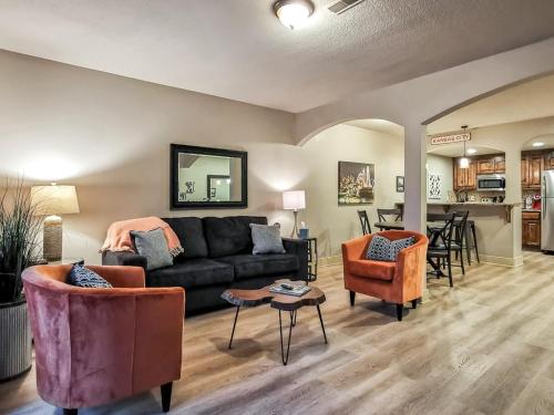 堪萨斯城Large Plaza 2BR BTH的客厅配有沙发、椅子和桌子