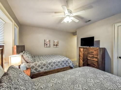 堪萨斯城Large Plaza 2BR BTH的一间卧室配有两张床和一台平面电视