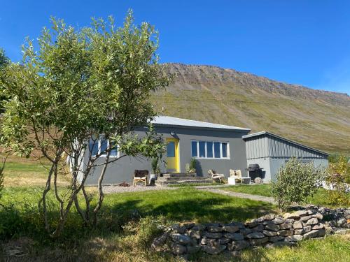 SúðavíkSea, fjord & mountain view house的山丘度假屋